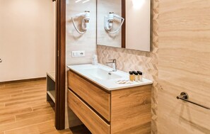 Shower - Stunning apartment in Lubriano with sauna (Lubriano)