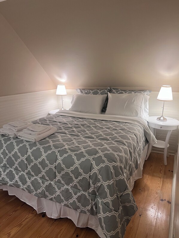 3 bedrooms, iron/ironing board, WiFi, bed sheets