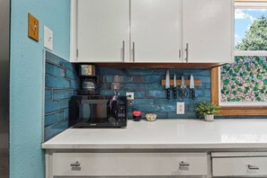 Microondas, horno, parrilla de estufa y toallas de papel 