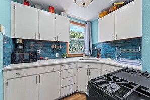 Microwave, oven, stovetop, paper towels - Charming 1-bedroom house in beautiful Portland with AC (Portland)