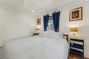 1 bedroom, iron/ironing board, free WiFi, bed sheets - Charming 1-bedroom house in beautiful Portland with AC (Portland)