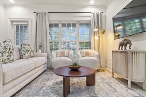 Smart TV - NEW Remodel Maxwell Place at Houndstooth Walk to Stadium with Pool & Gym Access (Tuscaloosa)