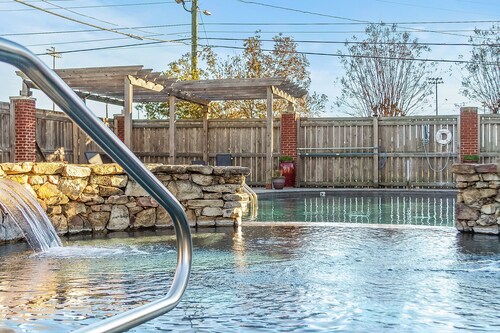 NEW Remodel Maxwell Place Walk to Stadium Pool & Gym Access