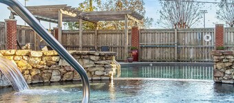 NEW Remodel Maxwell Place Walk to Stadium Pool & Gym Access