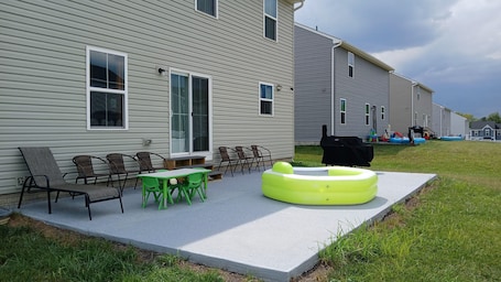 Terrace/patio. Modern 2-Bedroom and 2-Bed Apartment with Private Access Door Minutes from I-81