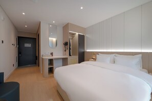 Habitación Business doble, 1 cama doble, no fumadores, vistas a la ciudad | Cortinas opacas, sistema de insonorización, wifi gratis