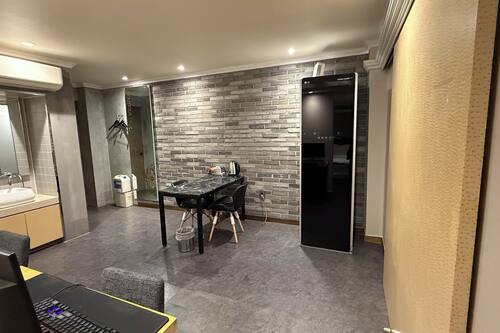 Chambre luxueuse avec lits jumeaux, vue sur la ville | Intérieur