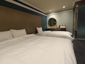 Habitación de lujo con 2 camas individuales, vista a la ciudad | Edredón, escritorio, espacio para trabajar con laptop y wifi gratis 