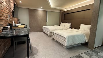 Phòng 2 giường đơn Deluxe, không hút thuốc | Bàn, khu vực làm việc phù hợp cho laptop