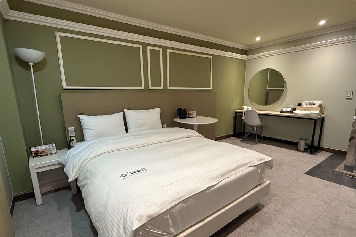 Suite, City View | Desk, laptop workspace, free wired internet