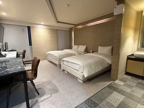 Deluxe-værelse med 2 enkeltsenge - ikke-ryger | Skrivebord, arbejdsområde til bærbare computere