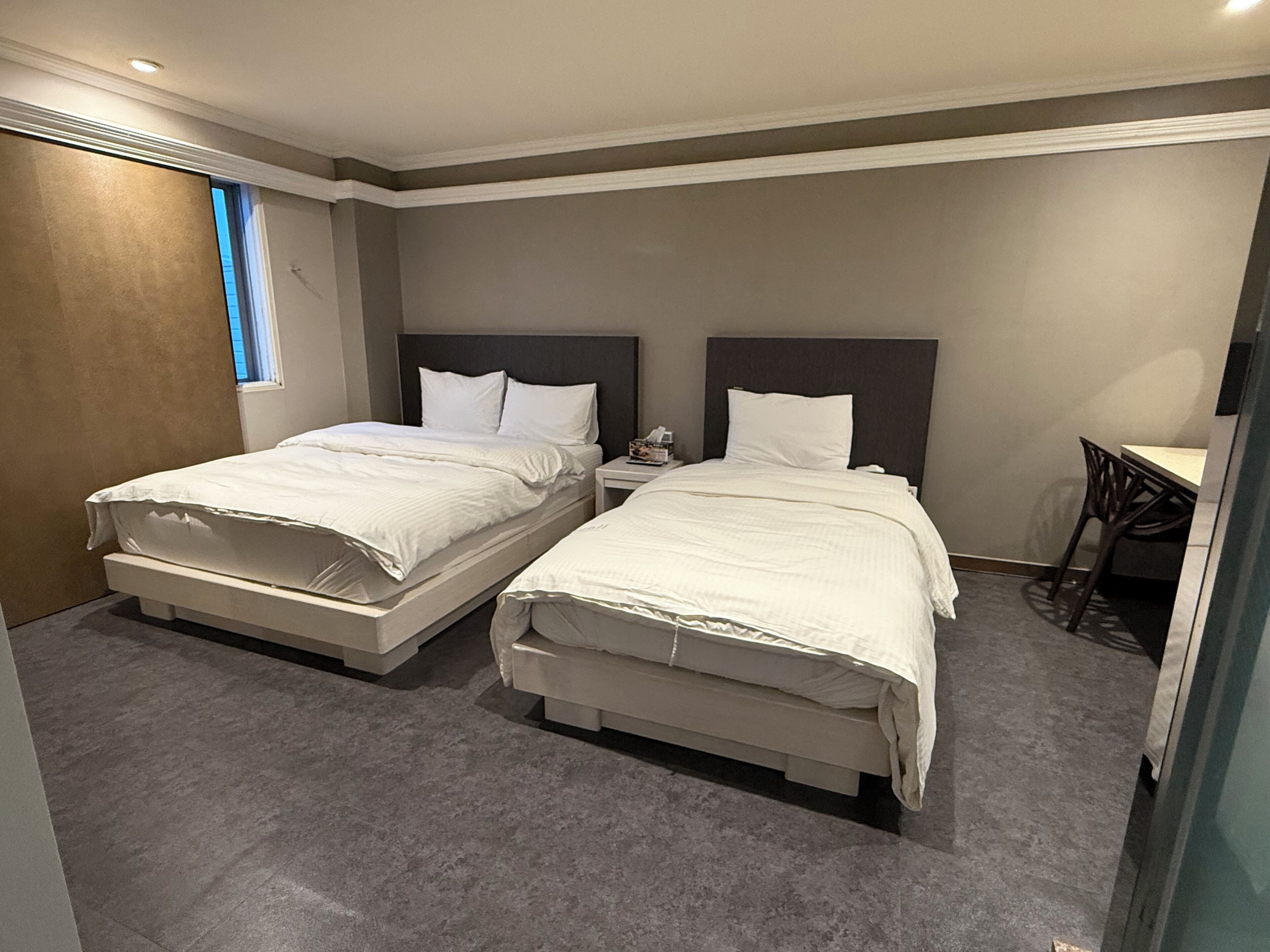 Phòng 2 giường đơn Cao cấp, quang cảnh thành phố | Bàn, khu vực làm việc phù hợp cho laptop 