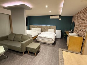 ห้องดีลักซ์สำหรับสี่ท่าน, วิวเมือง | ผ้  านวมขนเป็ด, โต๊ะทำงาน, พื้นที่ทำงานแบบใช้แล็ปท็อป, Wi-Fi ฟรี