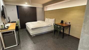 Escritorio y espacio para trabajar con laptop