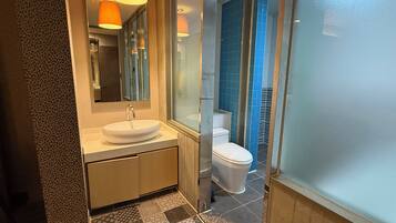 Quarto casal superluxo, vista para a cidade | Banheiro | Banheira e chuveiro separados, secador de cabelo, toalhas de banho