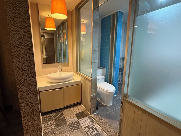 Kamar Double Mewah, pemandangan kota | Kamar mandi | Bathtub dan shower terpisah, pengering rambut, handuk, dan sabun