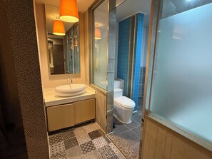 Luksus-dobbeltværelse - byudsigt | Badeværelse | Separat badekar og bruser, gratis toiletartikler, hårtørrer, håndklæder