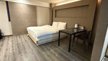 Luxury Double Room, City View | Meja, ruang kerja komputer riba, Internet berwayar percuma