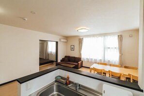 客室内のダイニングエリア