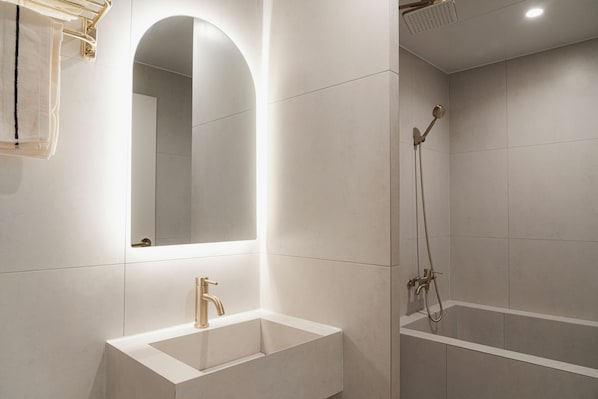 Habitación familiar con 2 camas individuales | Baño | Regadera, amenidades de baño gratuitas, secadora de cabello, batas 