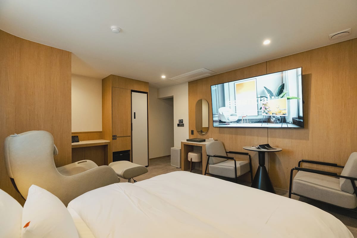 Wifi gratis, decoración personalizada y muebles diferentes