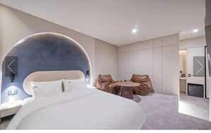 Suite Double Room | Decoración personalizada, muebles diferentes y wifi gratis 