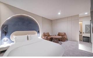 Decoración personalizada, muebles diferentes y wifi gratis 