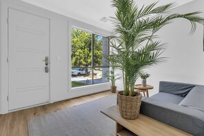 TV - Paradise Family Home, Close to CBD & Amenities (Paradise)