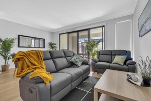 TV - Paradise Family Home, Close to CBD & Amenities (Paradise)