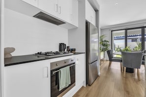 Micro-ondes, four, plaque de cuisson, lave-vaisselle