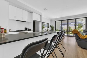 Microwave, oven, stovetop, dishwasher - Paradise Family Home, Close to CBD & Amenities (Paradise)