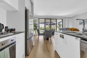 Microwave, oven, stovetop, dishwasher - Paradise Family Home, Close to CBD & Amenities (Paradise)