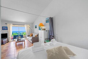 Iron/ironing board, bed sheets