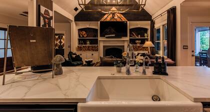 Welcome to Leiper's Fork Luxe at Hillsboro Hideaway in Franklin, Tennessee.