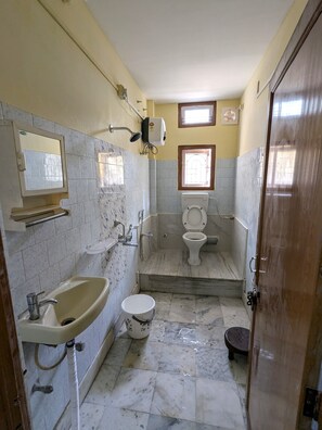 Haartrockner, Bidet, Handtücher, Seife