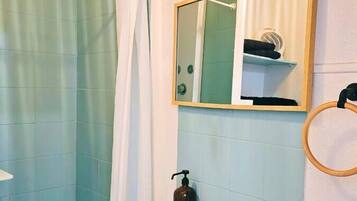 SĂšche-cheveux, serviettes fournies