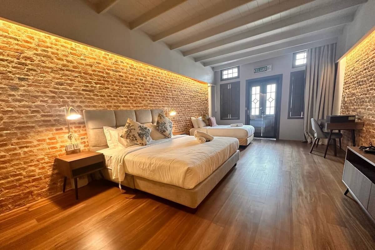 Deluxe Room | In-room safe, laptop workspace, blackout drapes, iron/ironing board