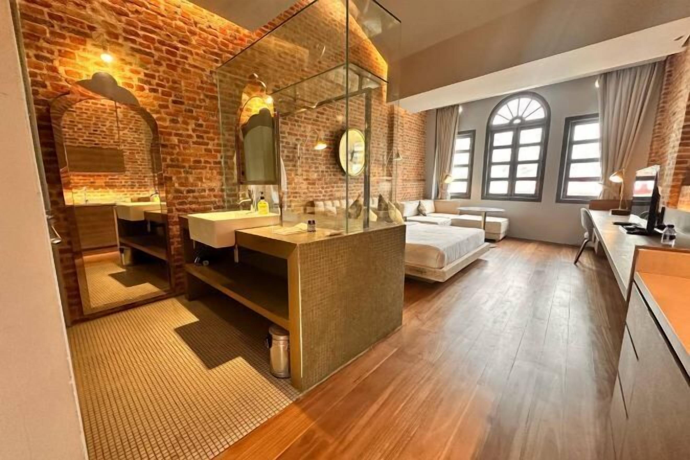 客房內保險箱、筆電工作空間、遮光布/窗簾、熨斗/熨衣板