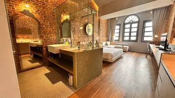 Deluxe Room | Bathroom | Shower, free toiletries, hair dryer, towels