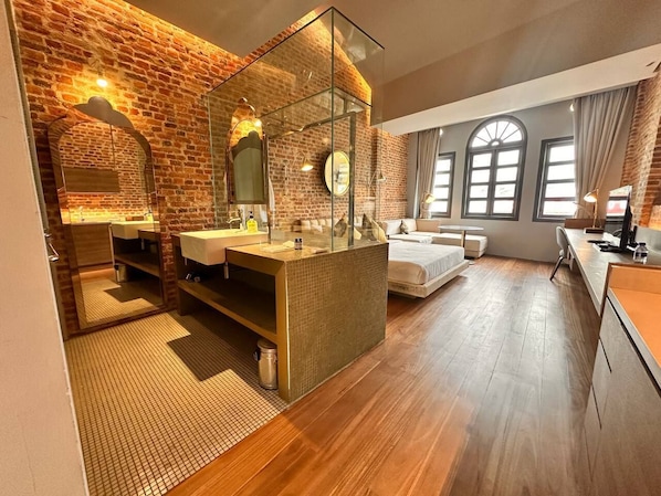 Deluxe Room | Bathroom | Shower, free toiletries, hair dryer, towels
