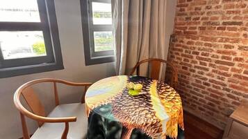 Quarto casal luxo | Cofres nos quartos, espaço de trabalho para notebook, cortinas blackout