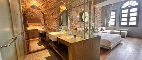 Deluxe Room | Bathroom