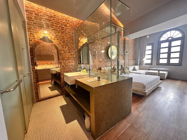 Habitación Deluxe | Baño | Regadera, amenidades de baño gratuitas, secadora de cabello, toallas