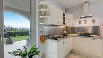 Kühlschrank, Mikrowelle, Ofen, Herdplatte