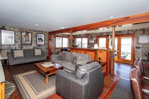 TV connectée, cheminée, baby-foot, espaces bureaux