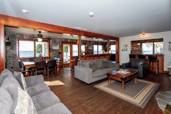 TV connectée, cheminée, baby-foot, espaces bureaux