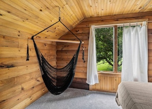7 makuuhuonetta, työpöytä, silitysrauta/-lauta, vauvan matkasänky