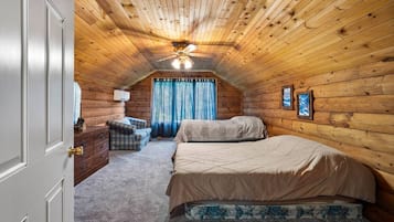 7 habitaciones, escritorio y tabla de planchar con plancha