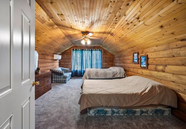 7 bedrooms, desk, iron/ironing board, travel cot