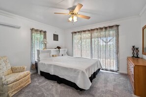 7 chambres, bureau, fer et planche à repasser, lit de bébé portatif